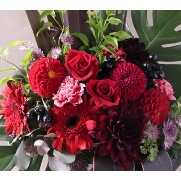 陶器製 花のアレンジメント 中型 お取り寄せ オリジナルフラワー 縦型アレンジ黒陶器｜花キューピット