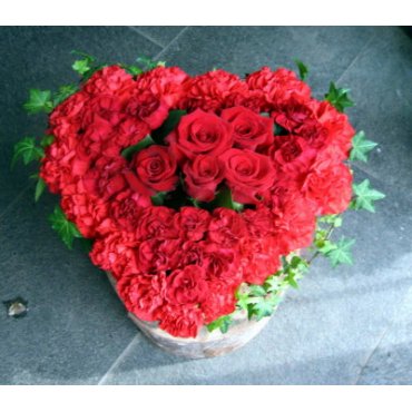 お取り寄せ オリジナルフラワー 赤いハートのアレンジメント｜花