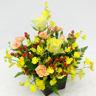 黄色のバラの木製フレーム付き お取り寄せ オリジナルフラワー 黄色いバラとオンシジュームの