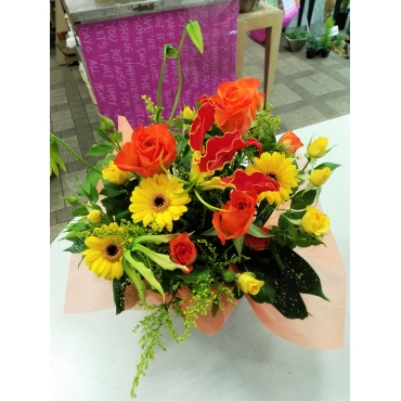 オレンジバラと季節の洋花のおまかせアレンジメント インターネット花キューピット フラワーギフト 手渡し オレンジバラと季節の洋花のおまかせアレンジメント インターネット花キューピット フラワーギフト 手渡し