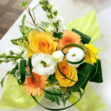 イエローオレンジ系おまかせアレンジメント インターネット花キューピット フラワーギフト 手渡し イエローオレンジ系おまかせアレンジメント インターネット花キューピット フラワーギフト 手渡し