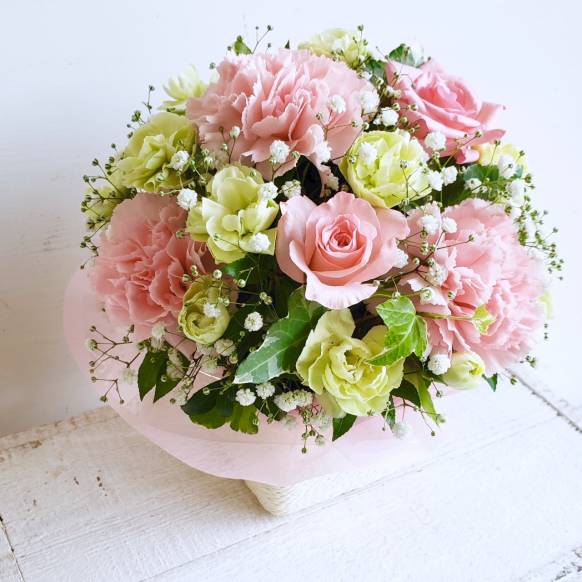 ピンク グリーンの可愛いアレンジメント Pg インターネット花キューピット お取り寄せフラワーギフト