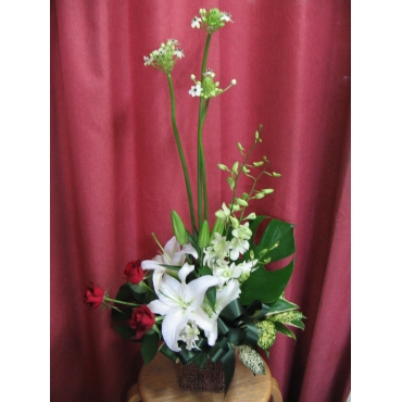 オリエンタルユリと赤バラのスタイリッシュアレンジ インターネット花キューピット フラワーギフト 手渡し