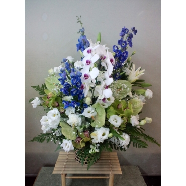 お取り寄せ オリジナルフラワー 台付き枕花ブルーの花入り枕花｜花