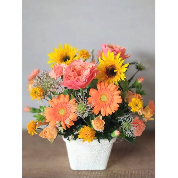 小花とグリーンいっぱいのナチュラルな花束