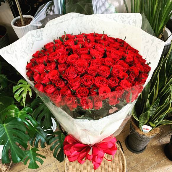 9001541【一般カテゴリー】赤バラ100本の花束