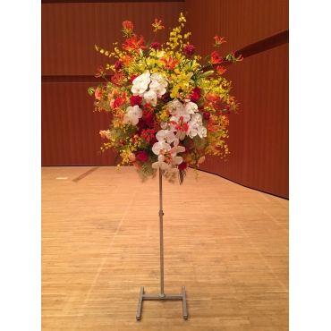 1本脚スタンド花（胡蝶蘭入り）｜花キューピット・ フラワー