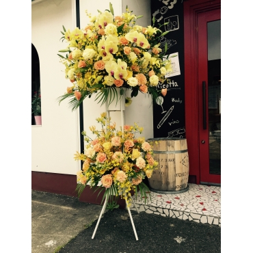 お祝いスタンド花 ２段 イエロー オレンジ系 胡蝶蘭入り インターネット花キューピット フラワーギフト 手渡し