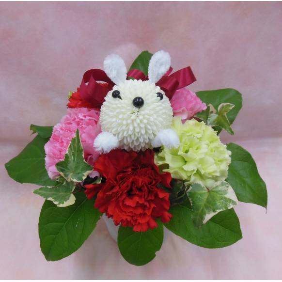 （お祝い）プリザーブドフラワー特集(宅配),ピンポンマムひょっこりウサギ,花の丘　カウベル