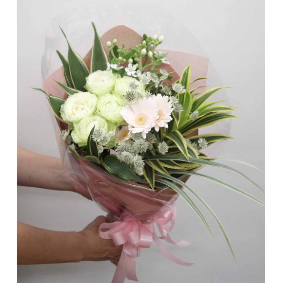 白系淡いピンクの花束 インターネット花キューピット フラワーギフト 手渡し