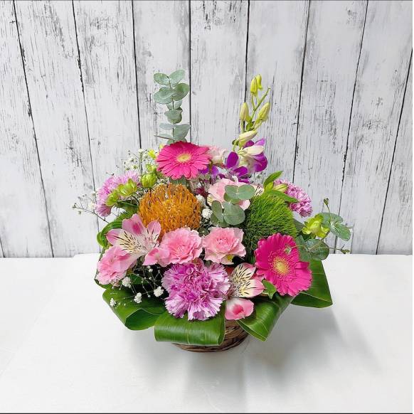 特大サイズ ViViDピンクのアレンジメント まゆ様オーダー商品 ユリとピンクバラのアレンジメント - 結婚記念日｜｜花や花束の宅配