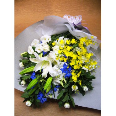 赤バラとかすみ草のアレンジ