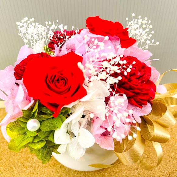 赤バラのボリュームのあるプリザーブドフラワー　クリアケース付き　白陶器（お祝い）プリザーブドフラワー特集(宅配)