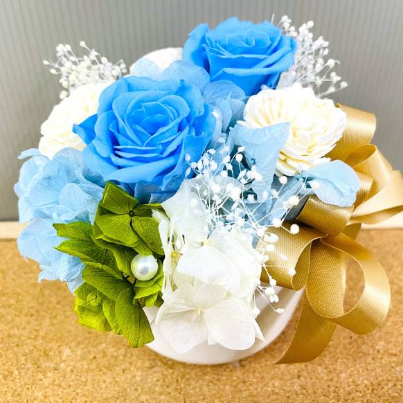 青バラのボリュームのあるプリザーブドフラワー　クリアケース付き　白陶器（お祝い）プリザーブドフラワー特集(宅配)