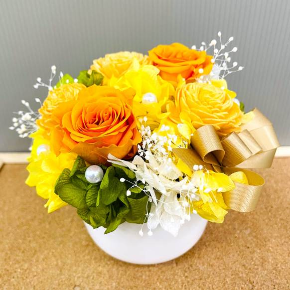 オレンジバラのボリュームのあるプリザーブドフラワー　クリアケース付き　白陶器一般カテゴリー