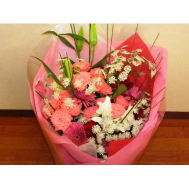 季節の枝物と季節の花を使ったアレンジ