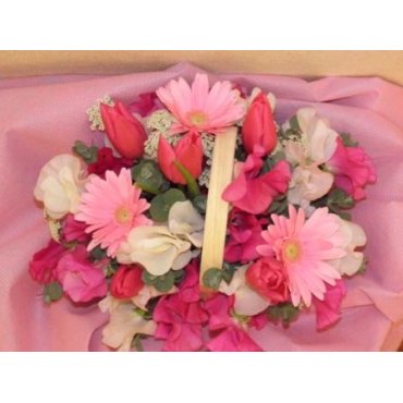 季節の枝物と季節の花を使ったアレンジ