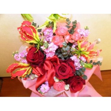 季節の枝物と季節の花を使ったアレンジ