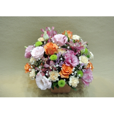 バラとランを使ったアレンジメント 色おまかせ インターネット花キューピット フラワーギフト 手渡し