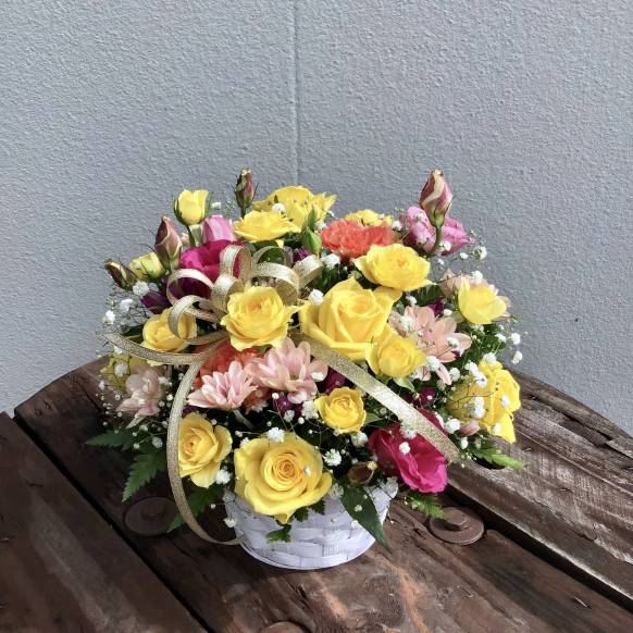 お供えアレンジメント　菊・かすみ草入り　白・パープル・ピンク