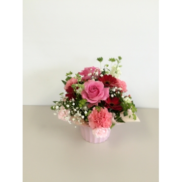 ピンクバラのアレンジメント インターネット花キューピット フラワーギフト 手渡し
